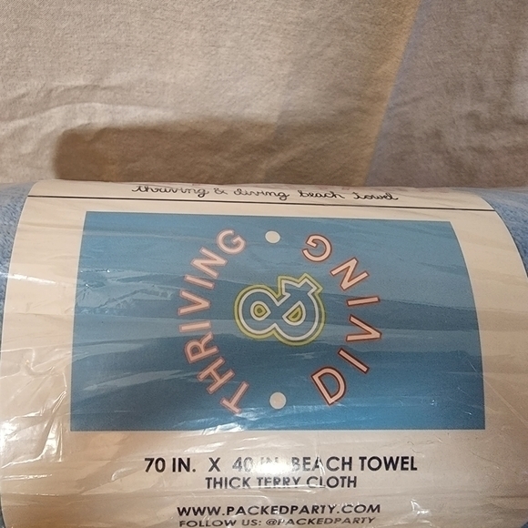 New in Package Packed Party Thriving & Diving Beach Towel - Picture 3 of 7